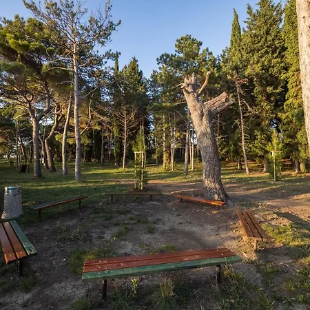 Depandansa Bor** Semesteranläggning (resort)