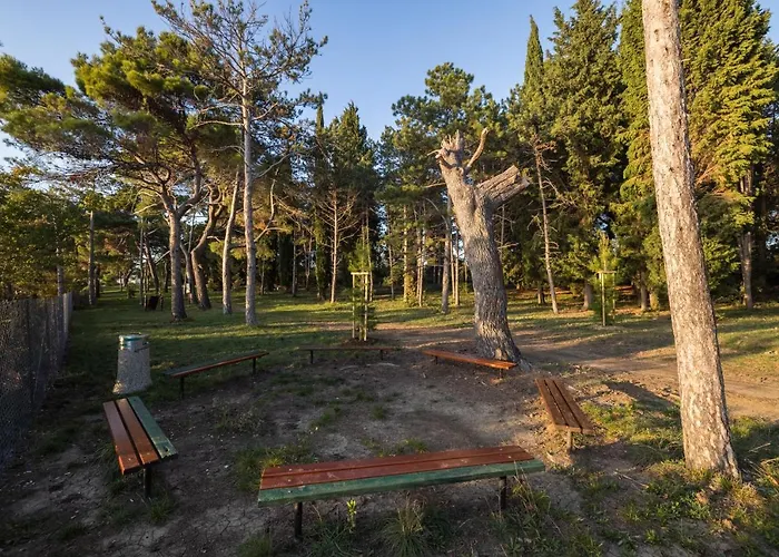 Depandansa Bor** Semesteranläggning (resort)