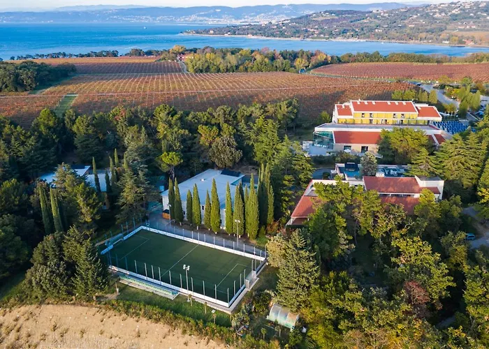 Depandansa Bor** Semesteranläggning (resort)